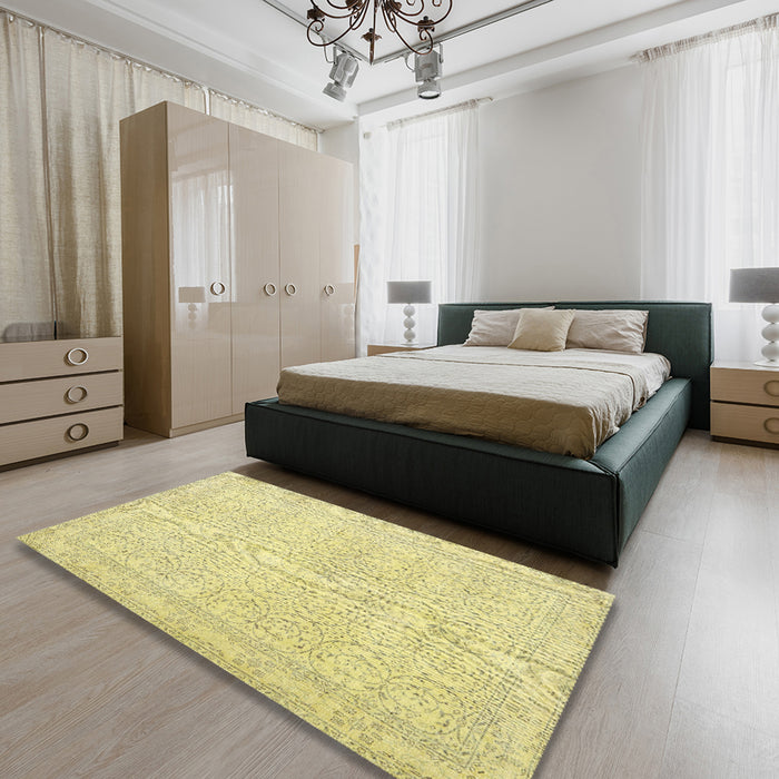 Traditional Metallic Gold Persian Rug in a Bedroom, tr3636