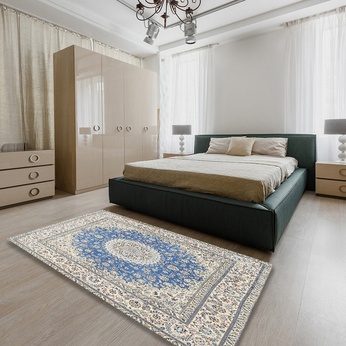 Traditional White Gold Medallion Rug in a Bedroom, tr363