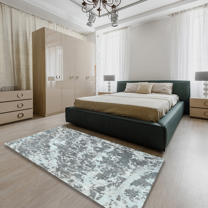 Traditional Silver Gray Persian Rug in a Bedroom, tr3644
