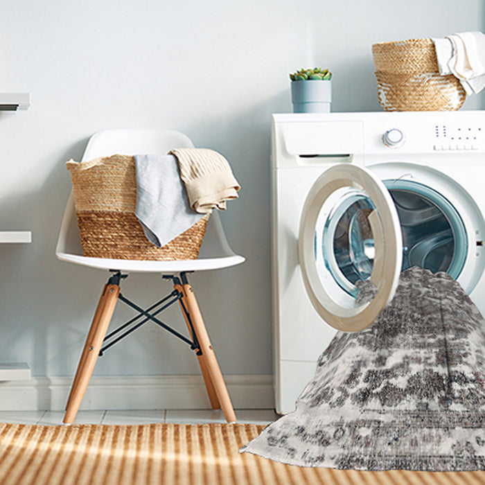 Machine Washable Traditional Gray Rug in a Washing Machine, wshtr3826