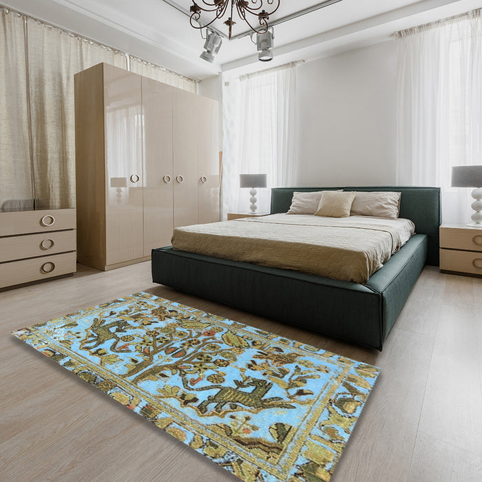 Traditional Blue Green Animal Rug in a Bedroom, tr3845