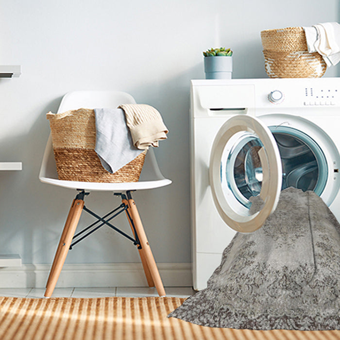 Machine Washable Traditional Pale Silver Gray Rug in a Washing Machine, wshtr3989