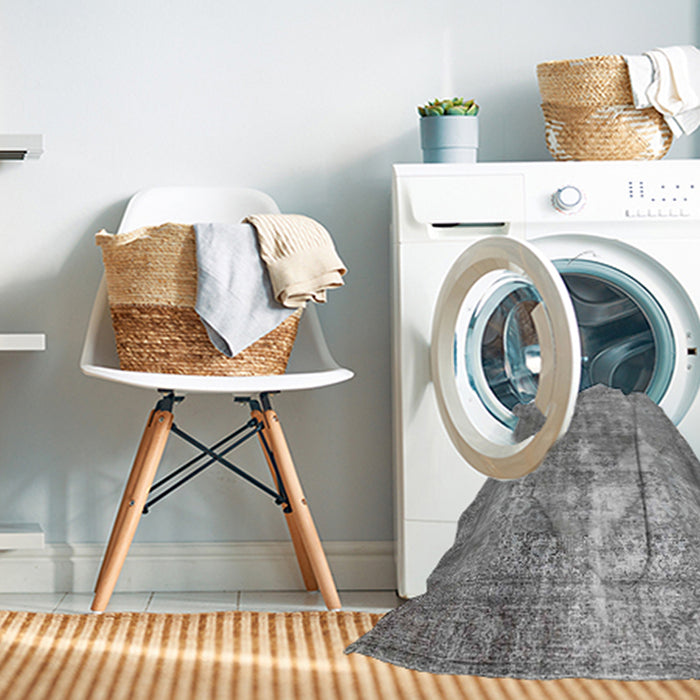 Machine Washable Traditional Silver Gray Rug in a Washing Machine, wshtr4041