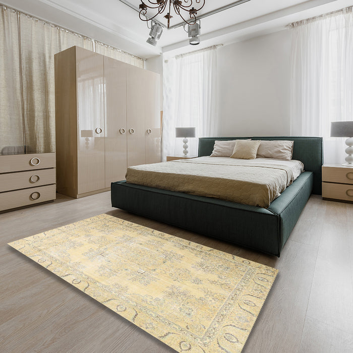 Machine Washable Traditional Khaki Gold Rug in a Bedroom, wshtr4060