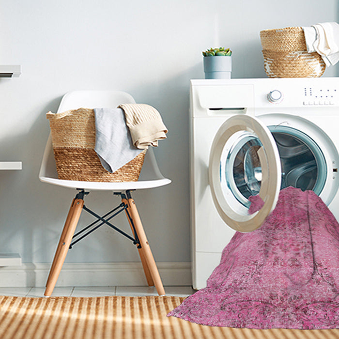 Machine Washable Traditional HotPink Rug in a Washing Machine, wshtr4147