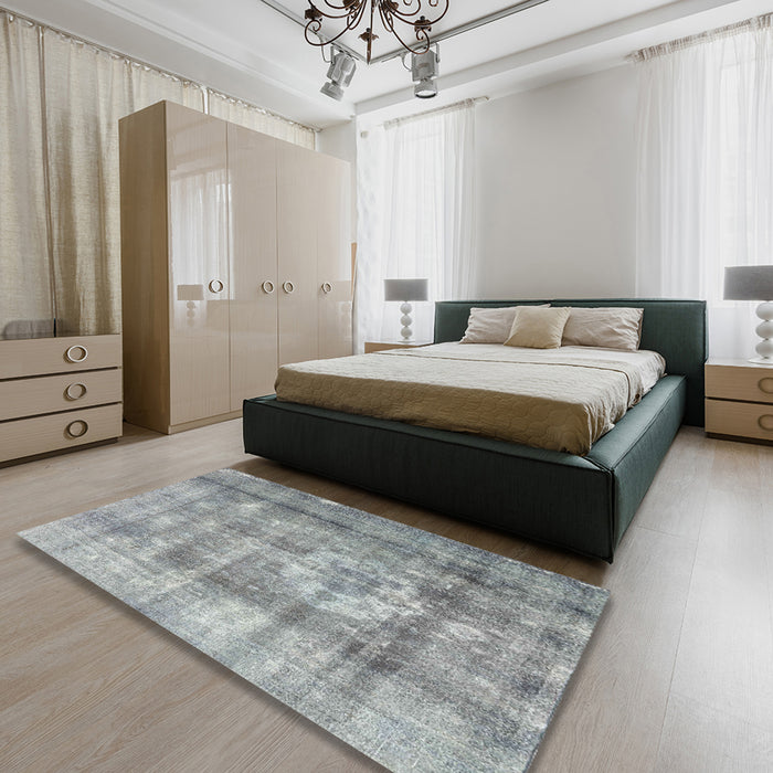 Traditional Gray Persian Rug in a Bedroom, tr4322