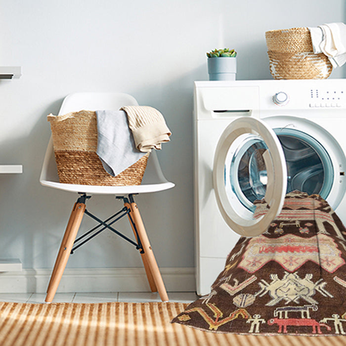 Machine Washable Traditional Dark Sienna Brown Rug in a Washing Machine, wshtr4538