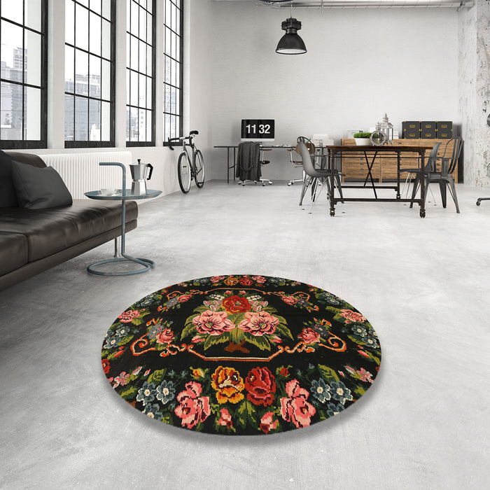 Round Traditional Red Medallion Rug in a Office, tr469