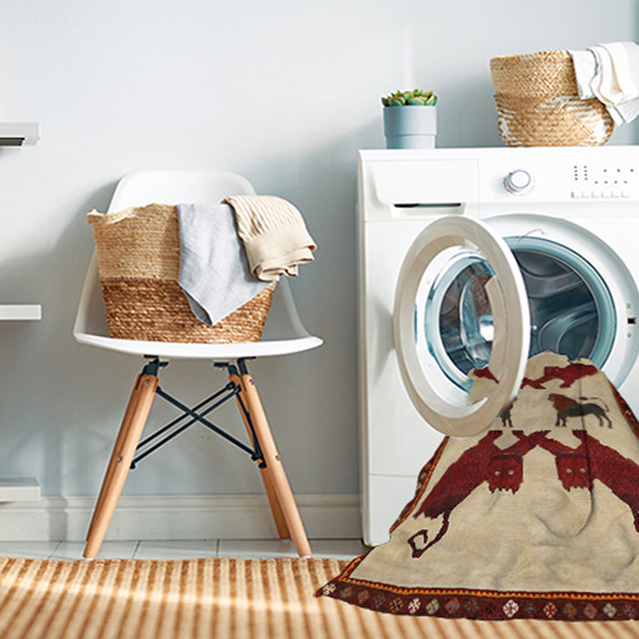 Machine Washable Traditional Tomato Red Rug in a Washing Machine, wshtr857