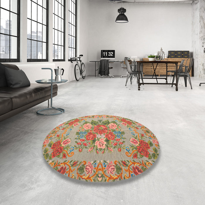 Round Traditional Red Medallion Rug in a Office, tr933