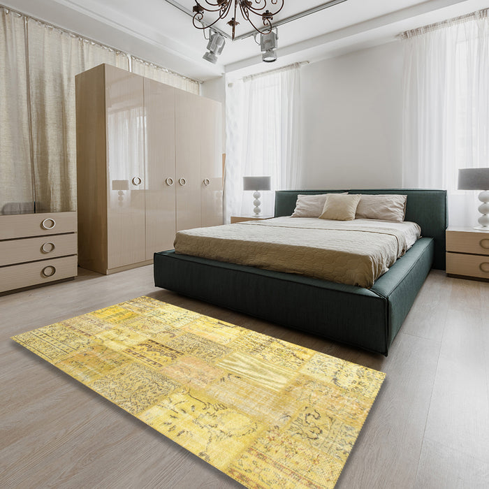 Traditional Chrome Gold Yellow Patchwork Rug in a Bedroom, tr935